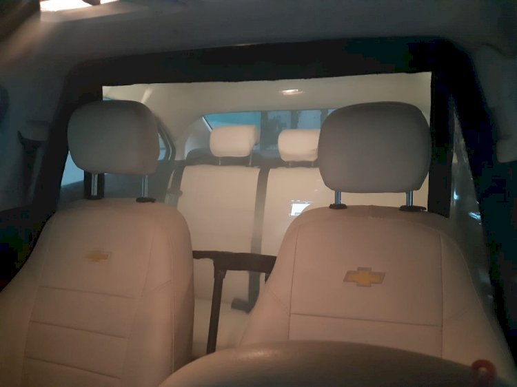 Motorista de transporte por aplicativo adapta carro com ar condicionado individual e sistema de áudio para manter isolamento