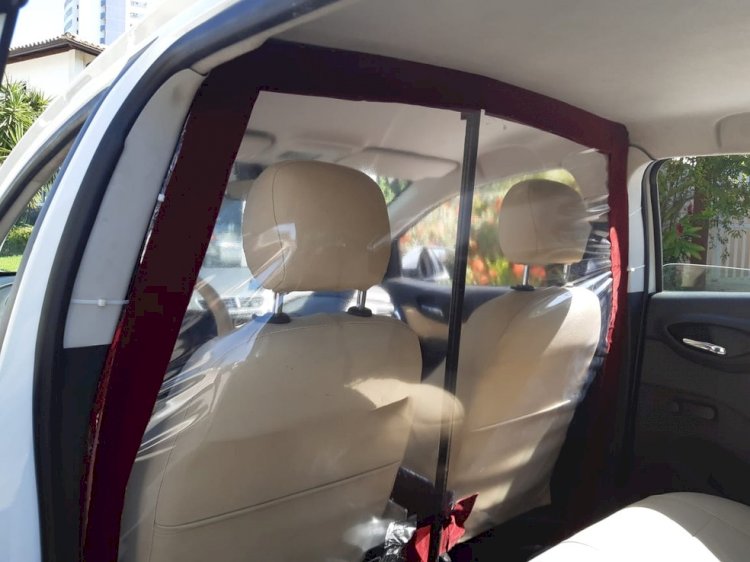 Motorista de transporte por aplicativo adapta carro com ar condicionado individual e sistema de áudio para manter isolamento