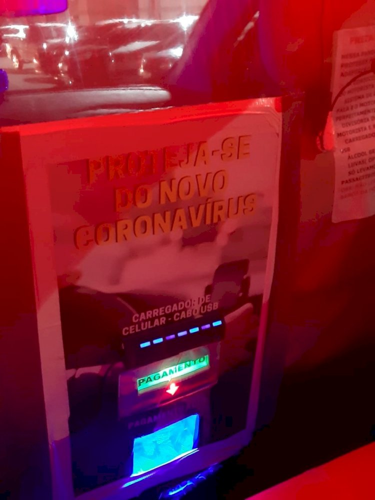 Motorista de transporte por aplicativo adapta carro com ar condicionado individual e sistema de áudio para manter isolamento